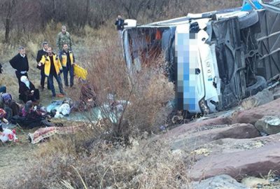 Yolcu otobüsü şarampole yuvarlandı! Çok sayıda yaralı var