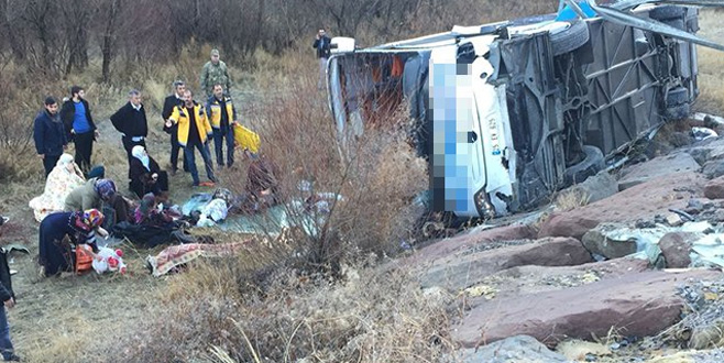 Yolcu otobüsü şarampole yuvarlandı! Çok sayıda yaralı var