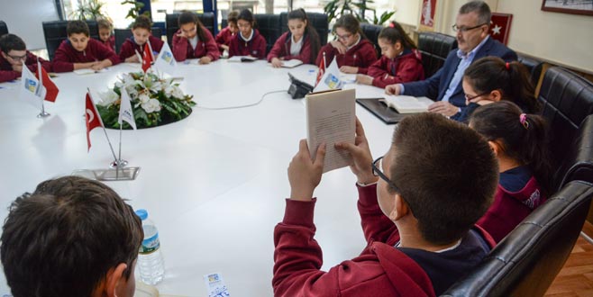 Ali Özkan öğrencilerle kitap okudu