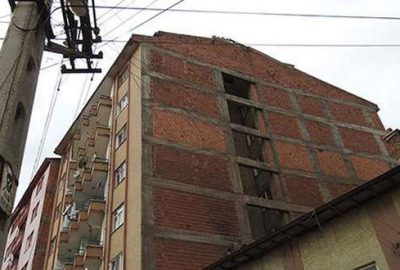 Banyoda doğurdu, beşinci kattan aşağı attı!