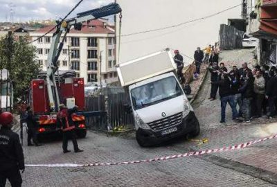 Kamyonet devrilmesin diye seferber oldular