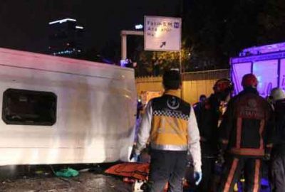 Düğünden dönenleri taşıyan midibüs devrildi: 2 ölü