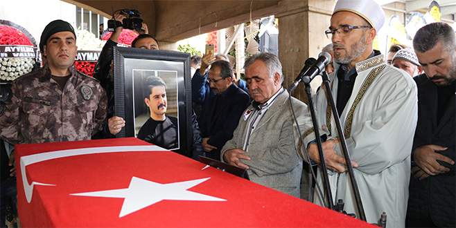 Şehit polisin cenaze namazını imam babası kıldırdı