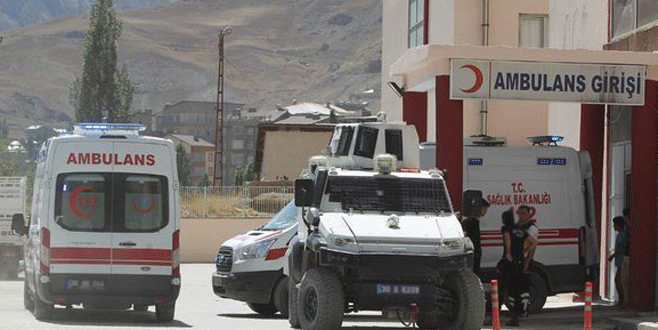 Askerleri taşıyan araç şarampole devrildi: 1 şehit, 2 yaralı