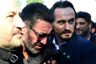 Cenazede selfie çeken kadını, ünlü şarkıcının elinden zor aldılar