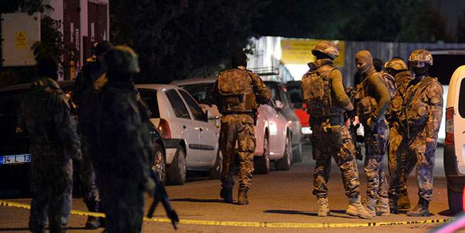 Polis AVM’ye operasyon düzenledi: 8 gözaltı