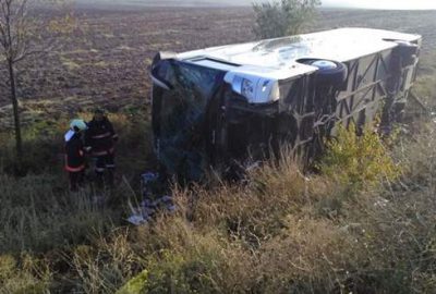 Yolcu otobüsü devrildi: 3 ölü, 19 yaralı