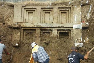 2 bin 400 yıllık kaya mezarı bulundu