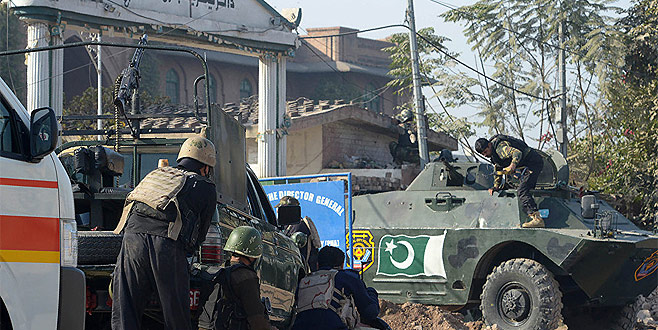 Pakistan’da burkalı saldırı: 9 ölü