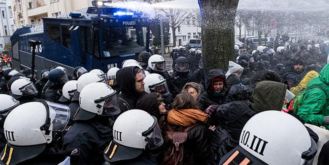 Almanya savaş alanına döndü