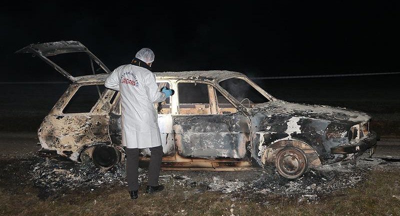 Kütahya'nın Aslanapa ilçesinde yanmış bir otomobilde 2 ceset bulundu.