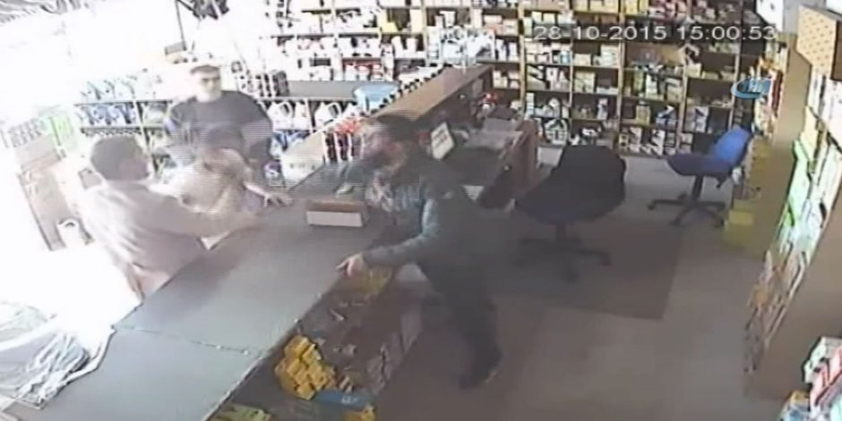 Dükkan sahibinin müşteriye tokat atma anı kamerada