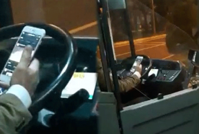 Otobüs şoförü seyir halinde maç izledi