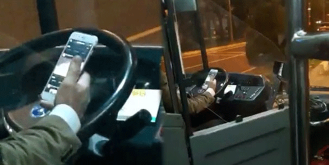 Otobüs şoförü seyir halinde maç izledi