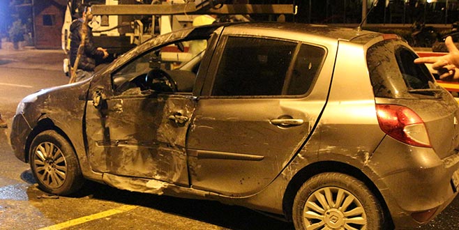 İçinde oturdukları aracın üzerine otomobil uçtu