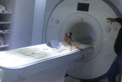 Polisin silahı MR cihazına yapıştı