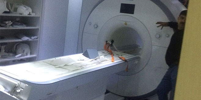 Polisin silahı MR cihazına yapıştı