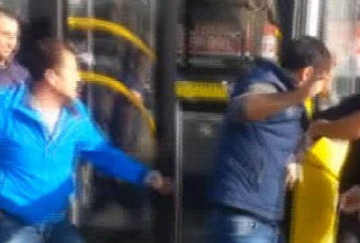 Şoför, otobüsten inip yol ortasında kavga etti