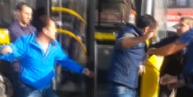 Şoför, otobüsten inip yol ortasında kavga etti