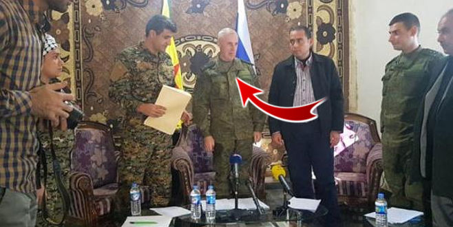 Skandal görüntü! Rus komutan, YPG’li teröristle yan yana