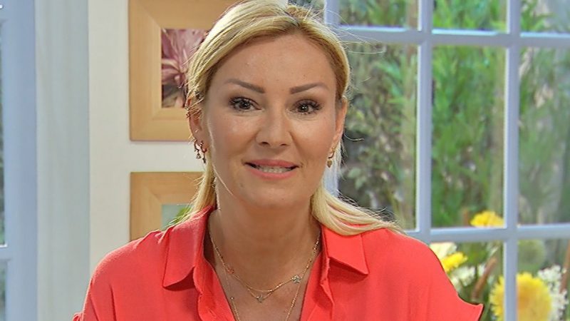 Kendisinden 9 yaş küçük Yağmur Atacan ile evli olan Pınar