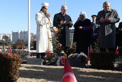Başbakan Yıldırım Kore Türk Şehitliği’ni ziyaret etti