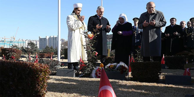Başbakan Yıldırım Kore Türk Şehitliği’ni ziyaret etti