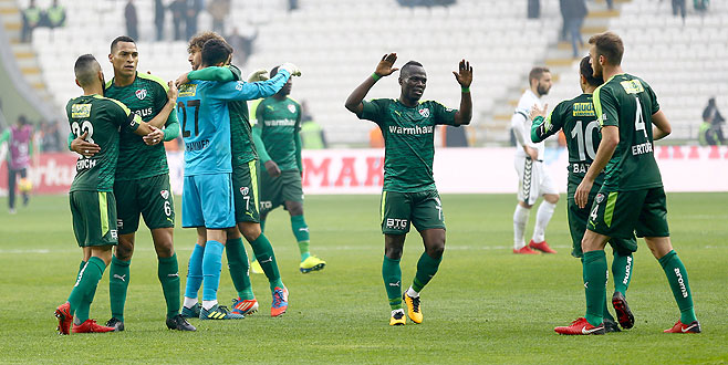 Timsah seriye bağladı! 7 haftadır bileği bükülmüyor