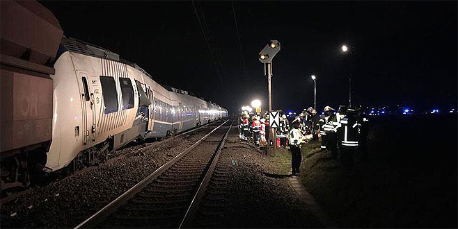 Almanya’da yük treni ile yolcu treni çarpıştı