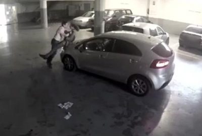 Otoparkta kavgaya tutuşan iki sürücü, bir anda öpüşmeye başladı