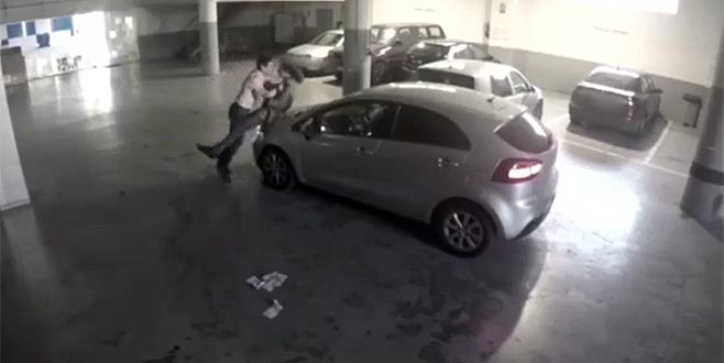 Otoparkta kavgaya tutuşan iki sürücü, bir anda öpüşmeye başladı