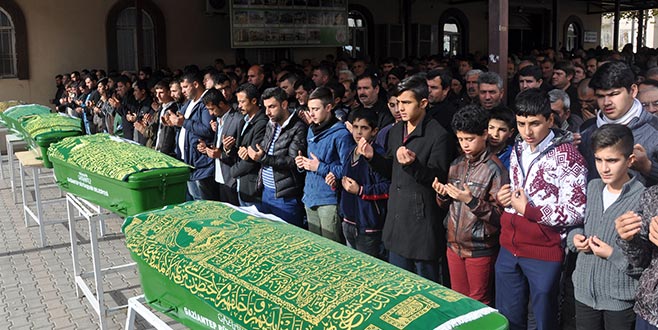 Kazada ölen sürücü ile anne ve babası yan yana defnedildi