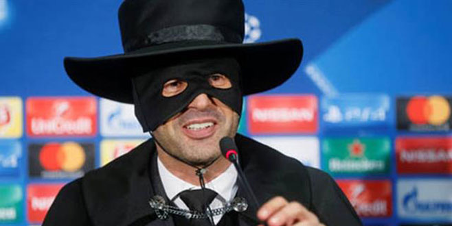 Basın toplantısına Zorro kıyafetiyle geldi