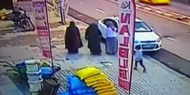 ‘Büyü var’ deyip eve girdiler, 20 bin lira alıp kaçtılar