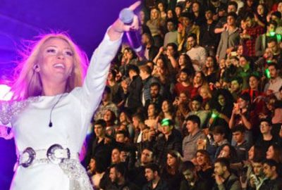 Ünlü şarkıcıya şok protesto!