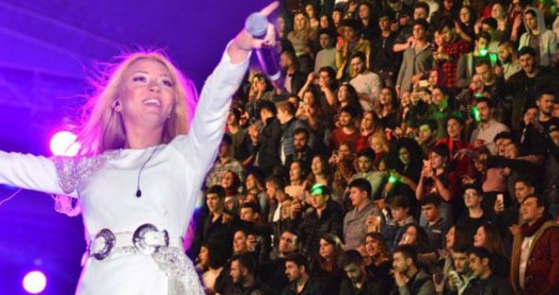 Karabük konseri 2,5 saat geç başlayan Ece Seçkin, hayranlarının ıslıklı