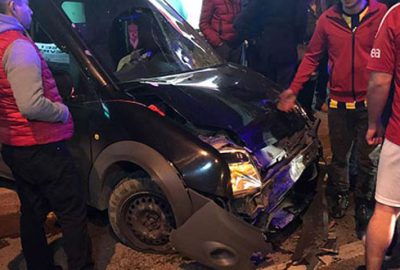 Araç kontrolden çıkıp yayaların üstüne çıktı!