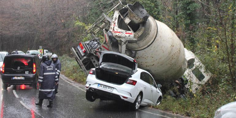 Beton mikseri otomobilin üzerine devrildi, faciadan dönüldü