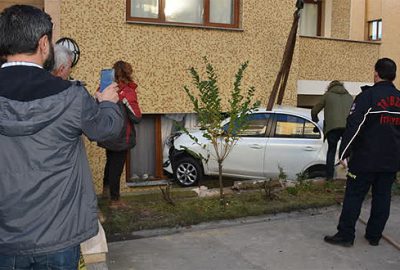 Minibüsün çarptığı otomobil evin yatak odasına girdi