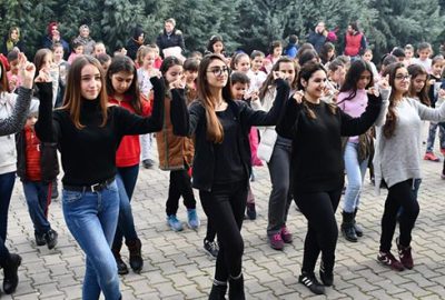 İnegöl’de gençler halk danslarını öğreniyor 