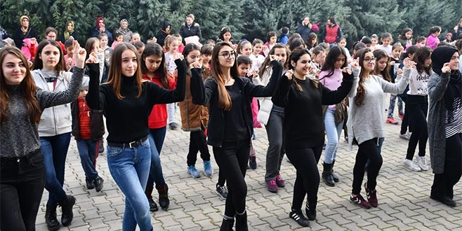 İnegöl’de gençler halk danslarını öğreniyor 