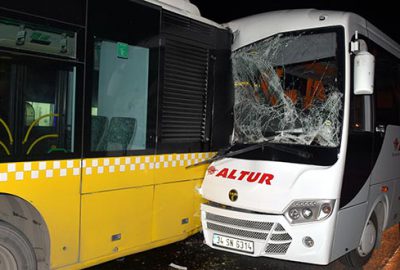 Havalimanı personelini taşıyan servis aracı kaza yaptı: 8 yaralı