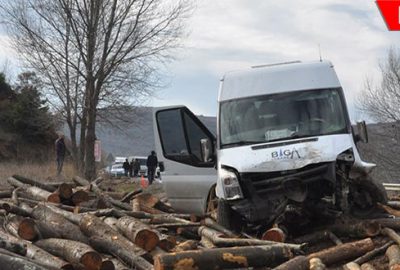 Kamyondan düşen odunlar kazaya neden oldu