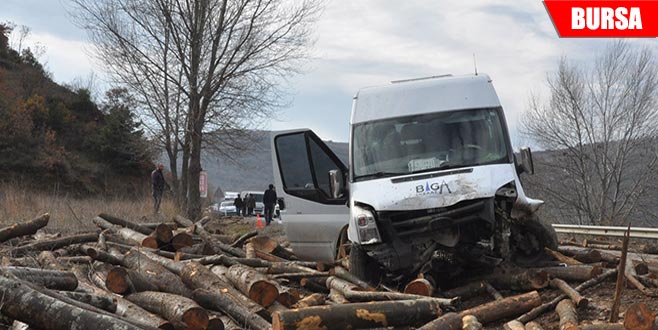 Kamyondan düşen odunlar kazaya neden oldu