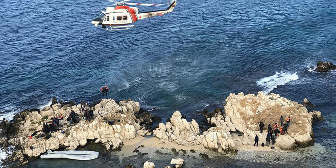 Kayalıklarda mahsur kalan göçmenler kurtarıldı