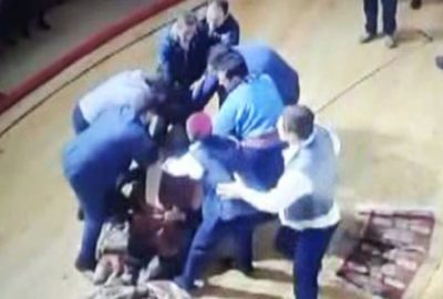 Tiyatro oyuncusuna sahnede dayak