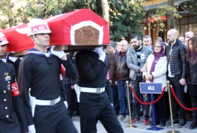 Ünlü şarkıcının gazi babası, askeri törenle uğurlandı