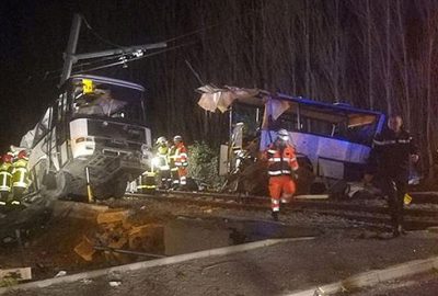 Fransa’da tren ile okul servisi çarpıştı: 4 ölü