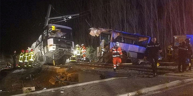 Fransa’da tren ile okul servisi çarpıştı: 4 ölü