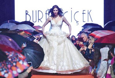 Yağmur altında defile